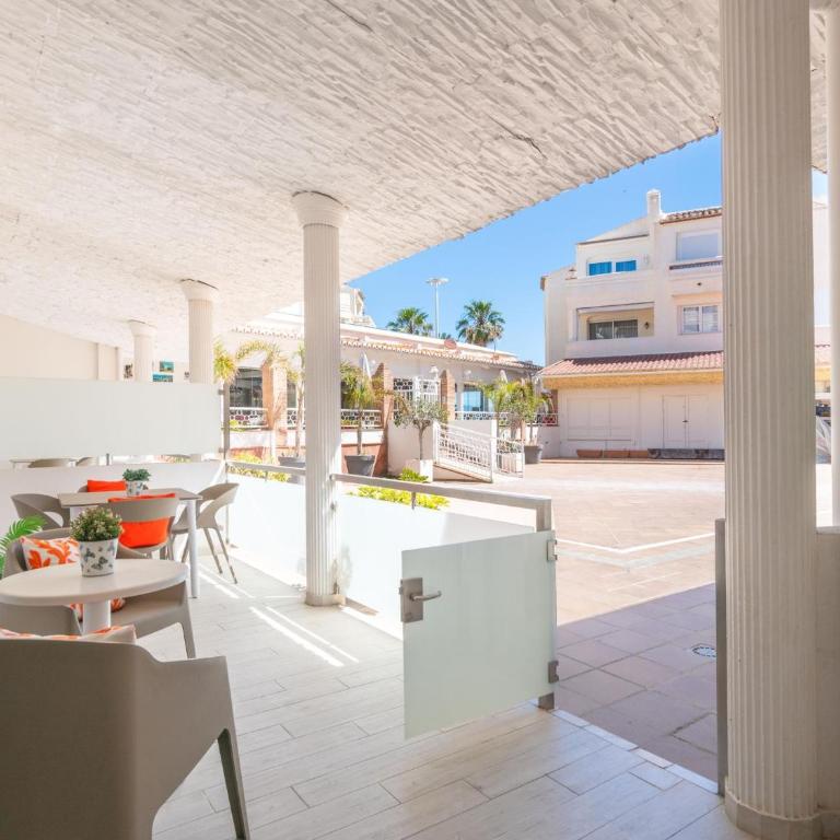 Benalmadena Piso Puerto Marina con 2 habitaciones terraza grande Wifi y AC - Apartment - 58