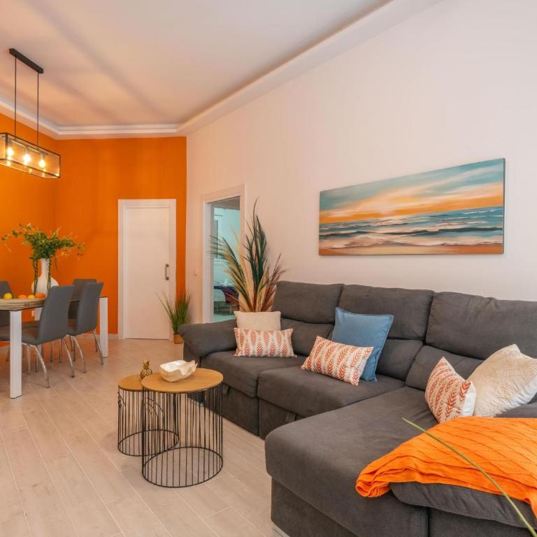 Benalmadena Piso Puerto Marina con 2 habitaciones terraza grande Wifi y AC - Apartment - 35