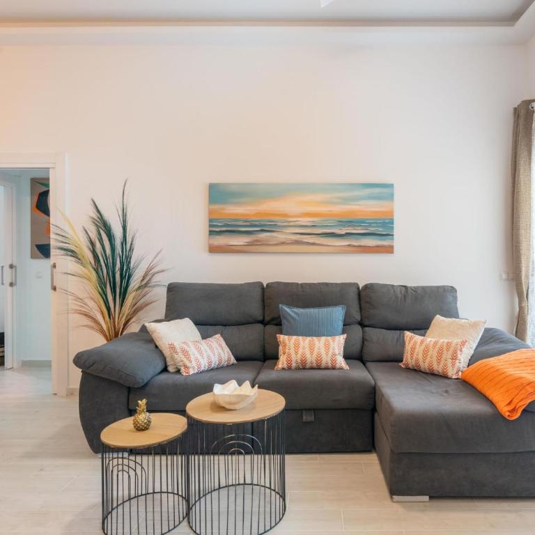 Benalmadena Piso Puerto Marina con 2 habitaciones terraza grande Wifi y AC - Apartment - 60