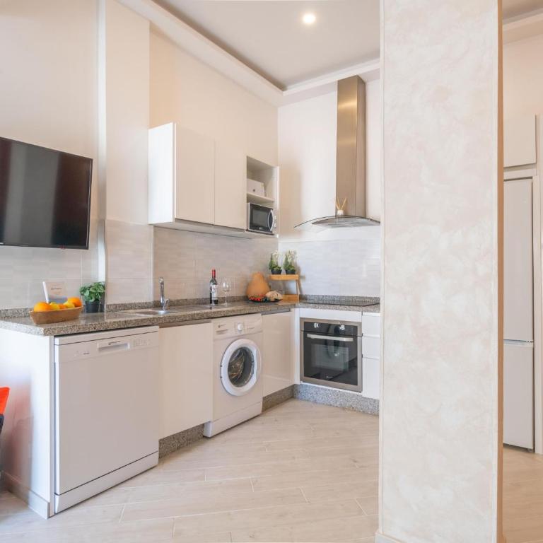 Benalmadena Piso Puerto Marina con 2 habitaciones terraza grande Wifi y AC - Apartment - 63