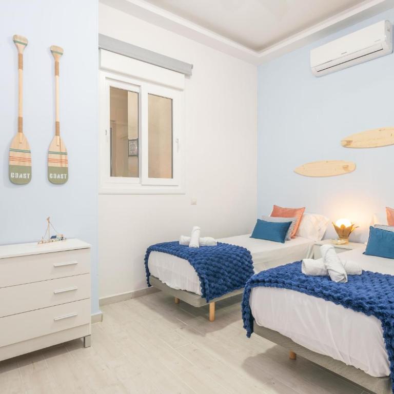 Benalmadena Piso Puerto Marina con 2 habitaciones terraza grande Wifi y AC - Apartment - 69