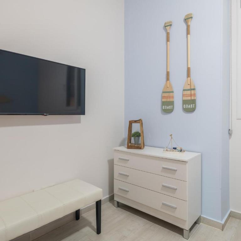 Benalmadena Piso Puerto Marina con 2 habitaciones terraza grande Wifi y AC - Apartment - 72