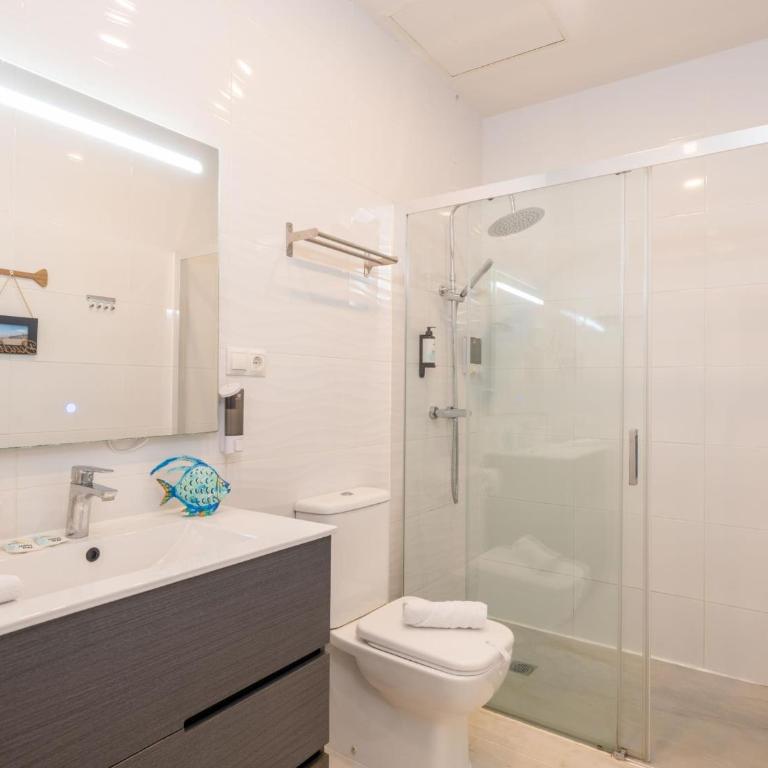 Benalmadena Piso Puerto Marina con 2 habitaciones terraza grande Wifi y AC - Apartment - 73