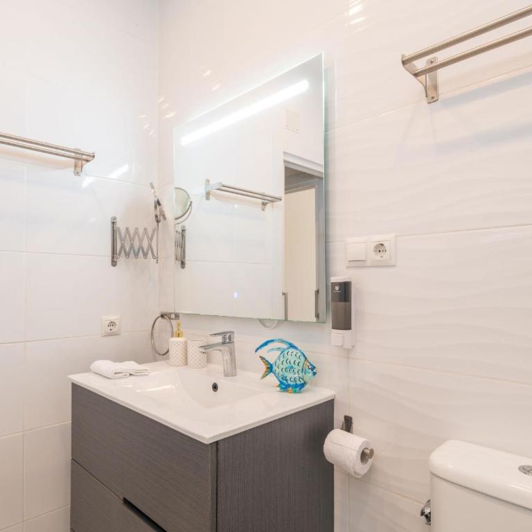 Benalmadena Piso Puerto Marina con 2 habitaciones terraza grande Wifi y AC - Apartment - 74