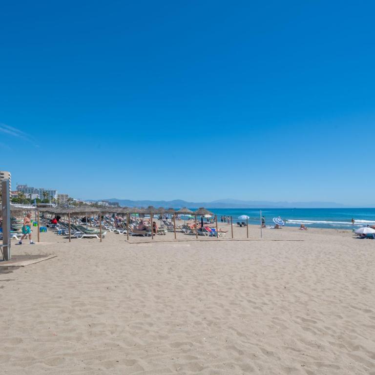 Benalmadena Piso Puerto Marina con 2 habitaciones terraza grande Wifi y AC - Apartment - 51