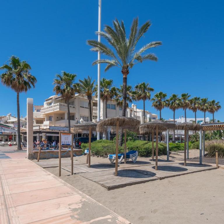 Benalmadena Piso Puerto Marina con 2 habitaciones terraza grande Wifi y AC - Apartment - 50