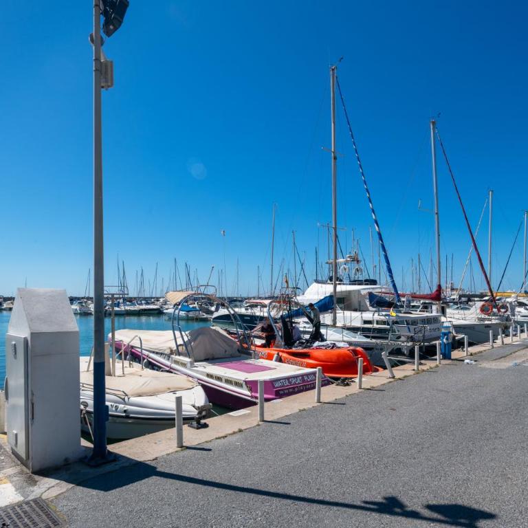 Benalmadena Piso Puerto Marina con 2 habitaciones terraza grande Wifi y AC - Apartment - 38