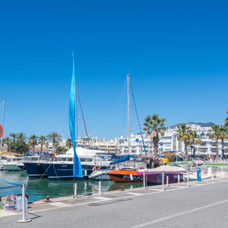 Benalmadena Piso Puerto Marina con 2 habitaciones terraza grande Wifi y AC - Apartment - 53