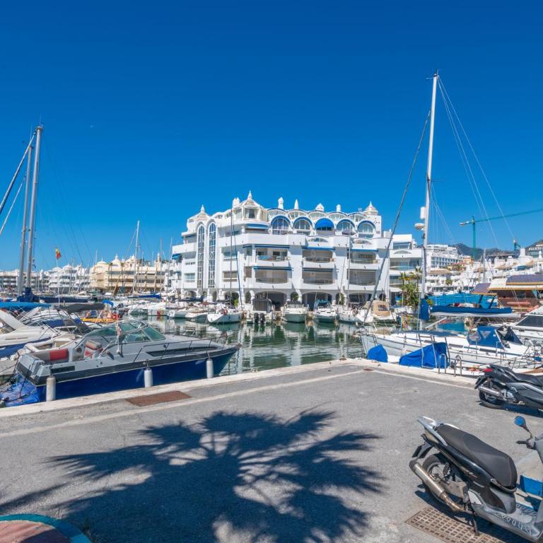 Benalmadena Piso Puerto Marina con 2 habitaciones terraza grande Wifi y AC - Apartment - 1
