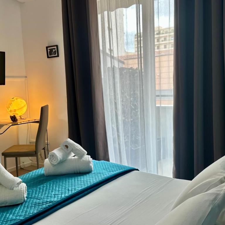 Location10 - Deluxe Double Room with Balcony - 4