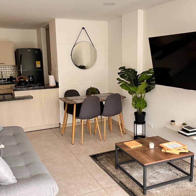 Local Gem with Terrace, Near Provenza - Apartamento - 8