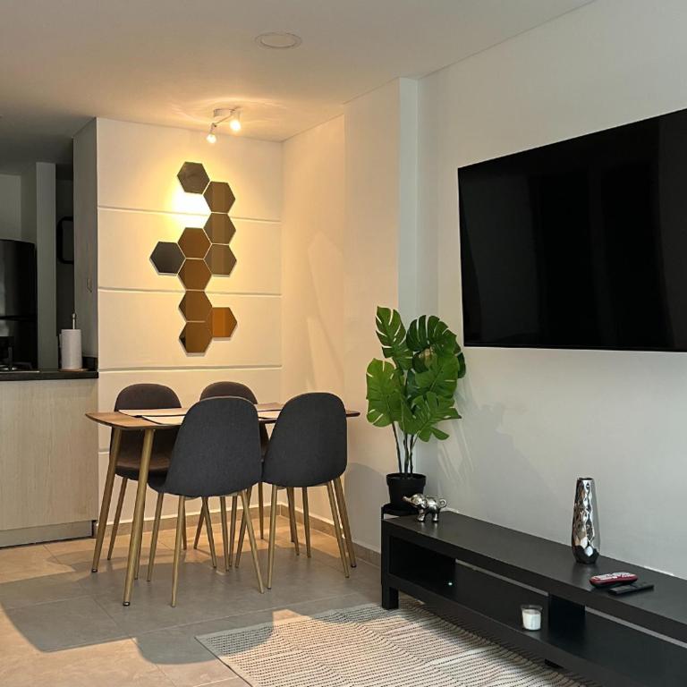 Local Gem with Terrace, Near Provenza - Apartamento - 10