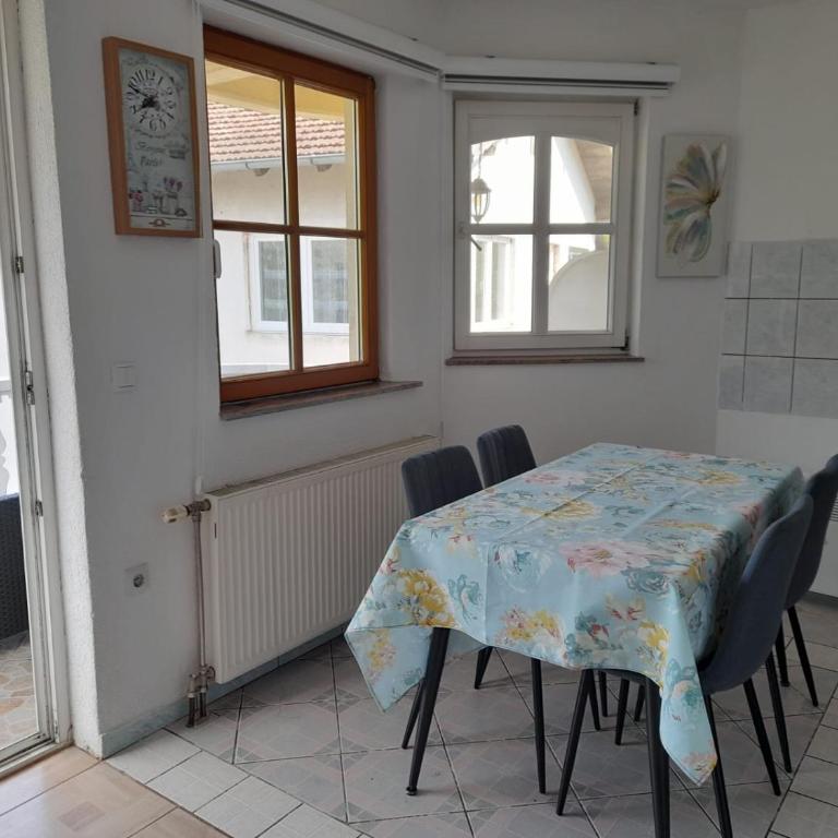 Amina River Apartment - Three-Bedroom Apartment with Lake View - 5
