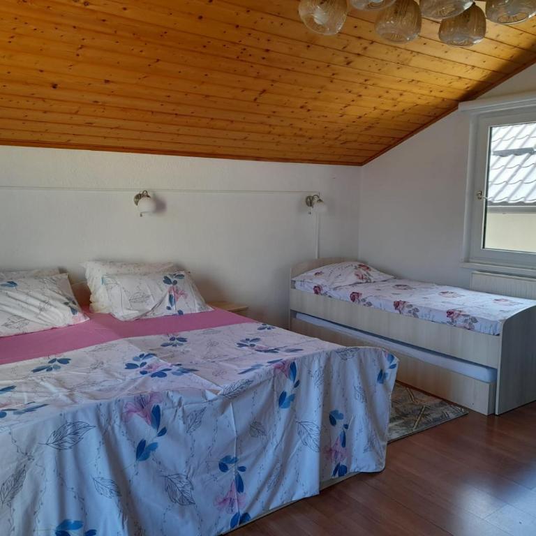 Amina River Apartment - Three-Bedroom Apartment with Lake View - 4
