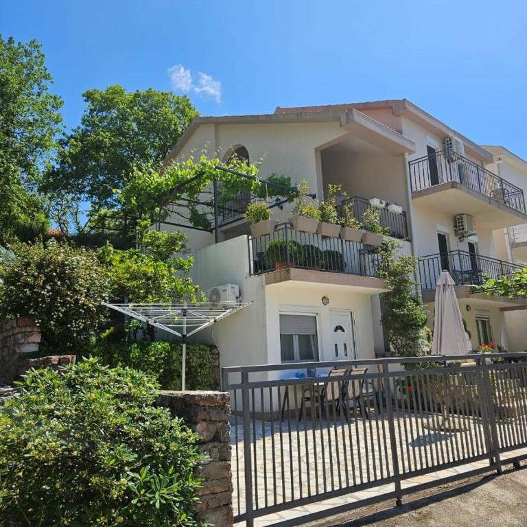 Vila Lučica apartman 2 pogled planina - One-Bedroom Apartment - 2