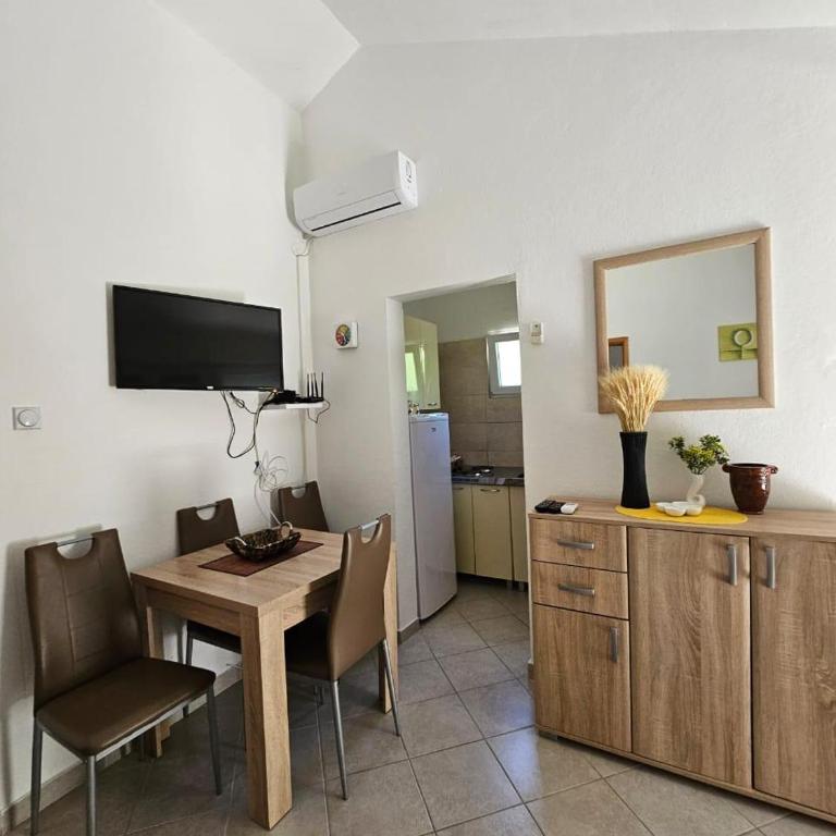Vila Lučica apartman 2 pogled planina - One-Bedroom Apartment - 4