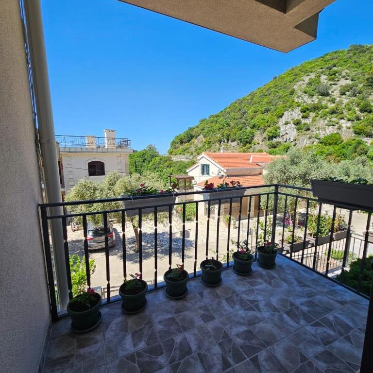 Vila Lučica apartman 2 pogled planina - One-Bedroom Apartment - 7