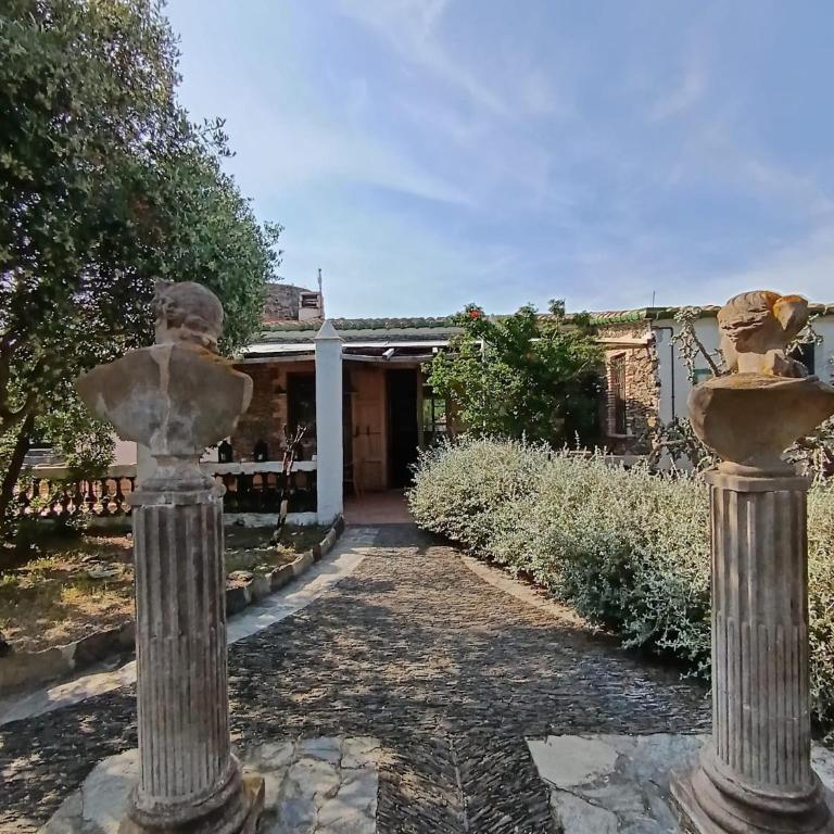 Isla Privada en Cadaqués de ensueño con 11 habitaciones dobles con baño privado y piscina - Villa - 2