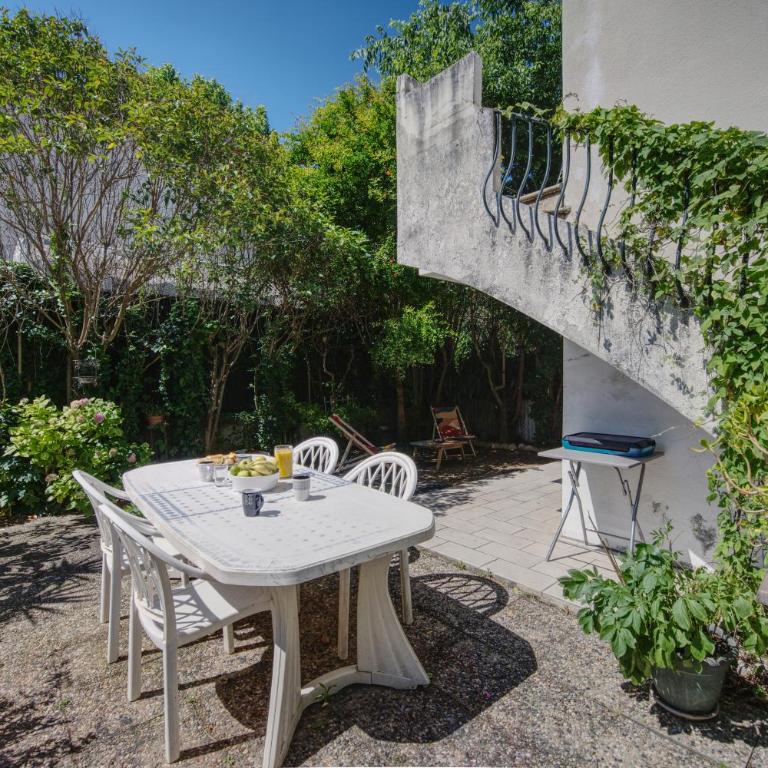 Le Cocon - Terrasse & BBQ - Centre historique Gare et Arènes à Proximité - Emplacement Idéal - Two-Bedroom Apartment - 35