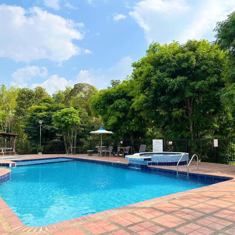 Beautiful house with a pool in Pereira - Casa de 4 dormitorios - 58