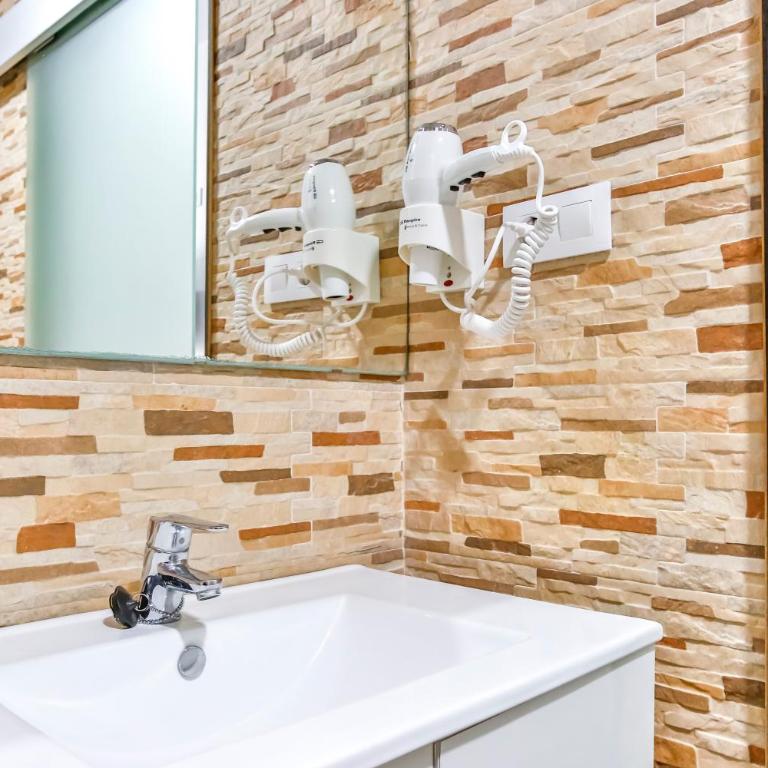 Laramond Barcelona Rooms - Twin Room with Private Bathroom - 15