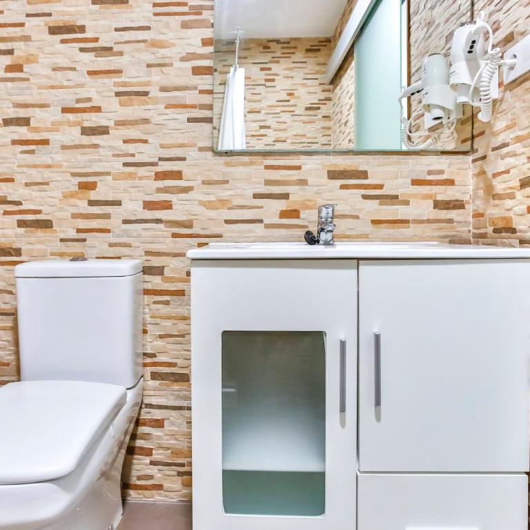 Laramond Barcelona Rooms - Twin Room with Private Bathroom - 11