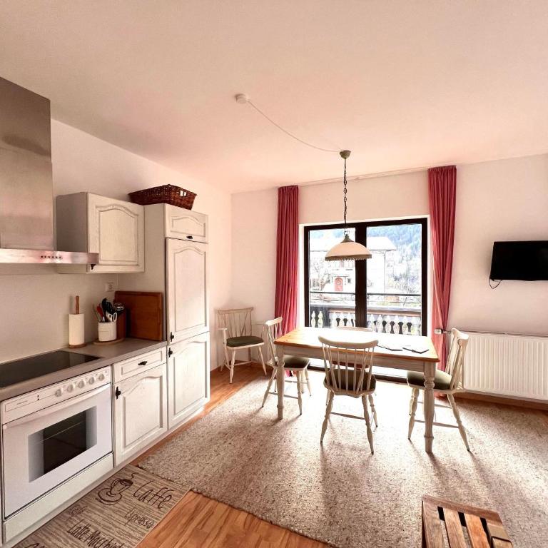 Ferienappartements Alpenwelt - Apartment with View and Balcony - 11
