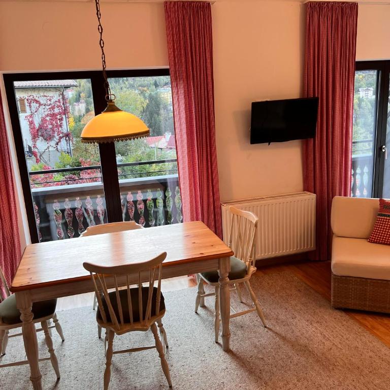 Ferienappartements Alpenwelt - Apartment with View and Balcony - 15