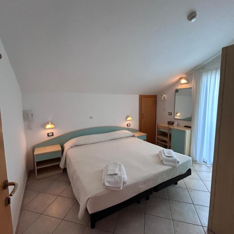 Hotel Letizia - Camera Economy Matrimoniale/Doppia con Letti Singoli - 2