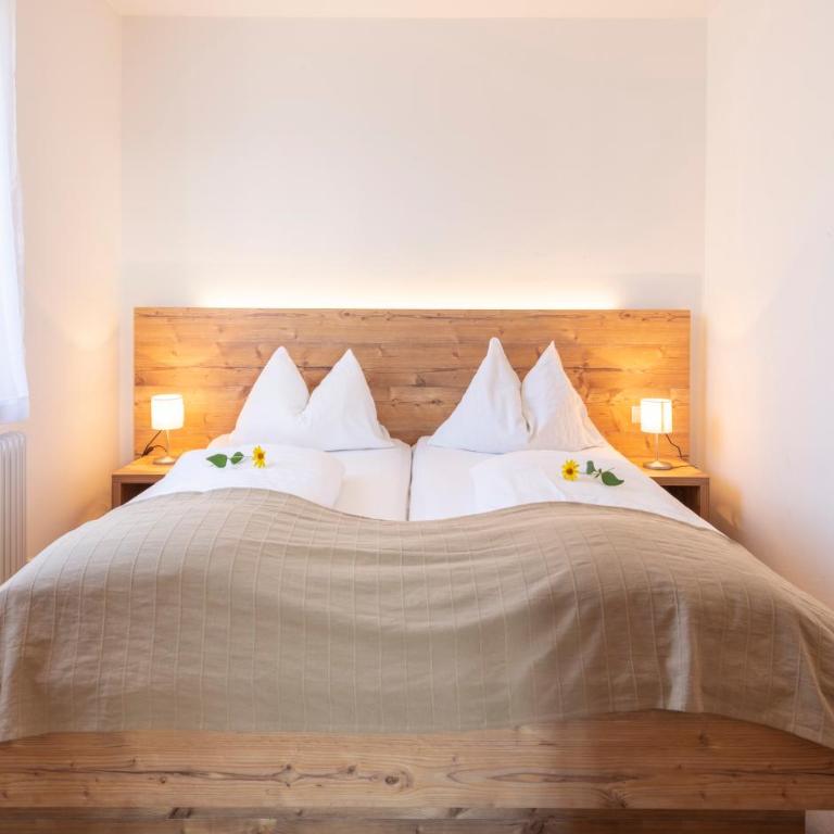 Flo und Vanessas Ferienwohnungen - Apartment mit 1 Schlafzimmer, Balkon und Aussicht auf das Wasser - 3
