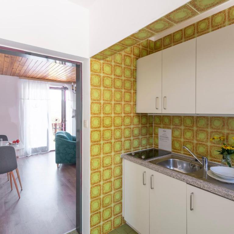 Flo und Vanessas Ferienwohnungen - Apartment mit 1 Schlafzimmer, Balkon und Aussicht auf das Wasser - 5