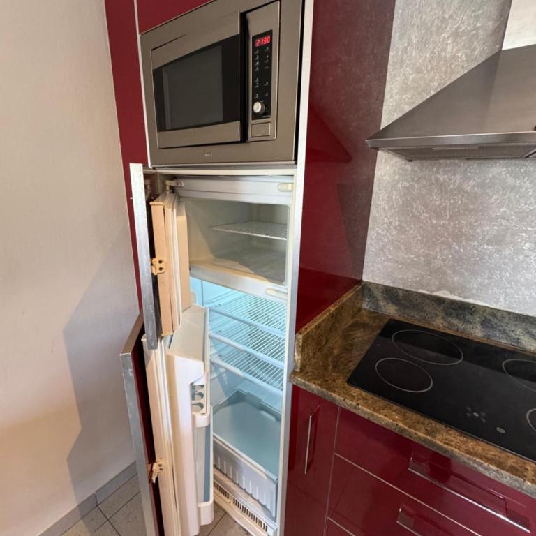 Hermoso piso en un paso de la Playa de Fenals con piscina - Casa con 1 dormitorio - 21