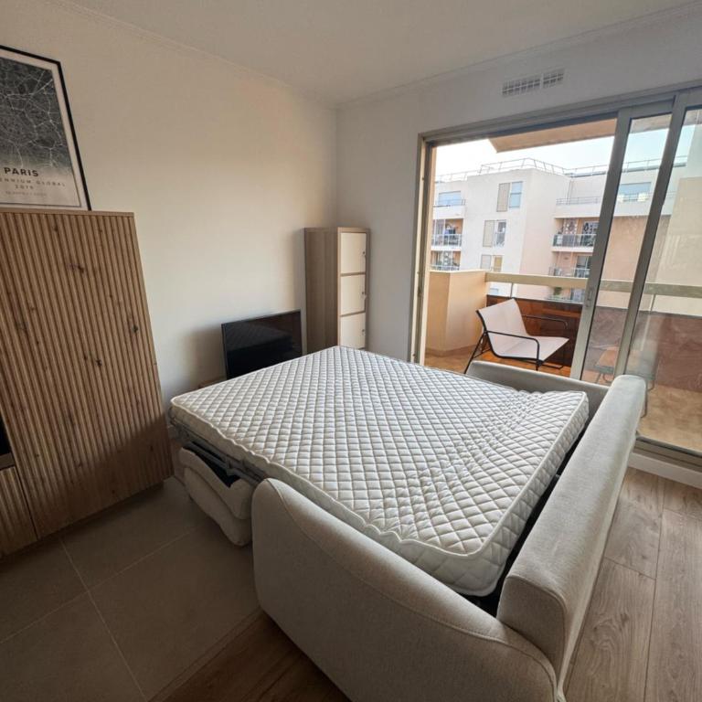 Fully renovated studio, steps from beach with a sunny terrace and free wifi - Studio-Apartment mit Balkon - 9