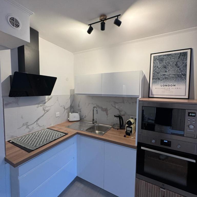 Fully renovated studio, steps from beach with a sunny terrace and free wifi - Studio-Apartment mit Balkon - 4