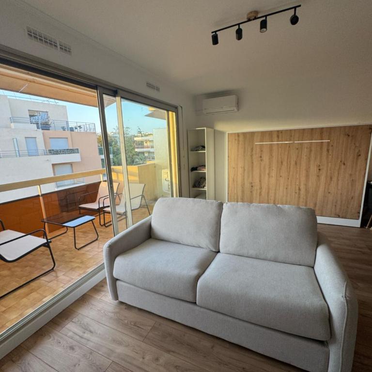 Fully renovated studio, steps from beach with a sunny terrace and free wifi - Studio-Apartment mit Balkon - 12