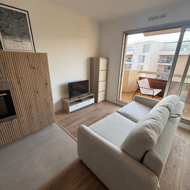 Fully renovated studio, steps from beach with a sunny terrace and free wifi - Studio-Apartment mit Balkon - 11