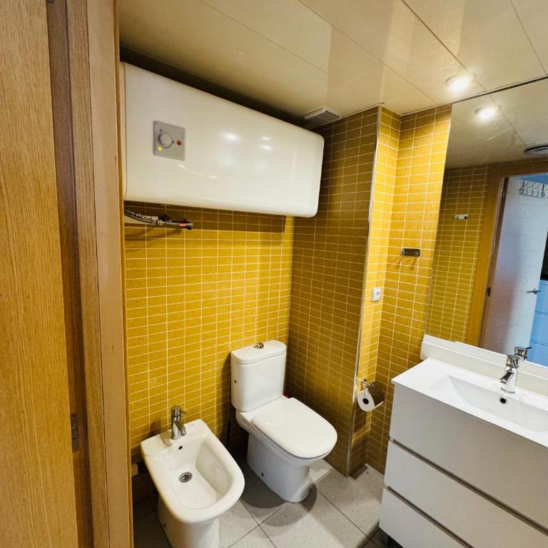 Hermoso piso en un paso de la Playa de Fenals con piscina - Casa con 1 dormitorio - 23
