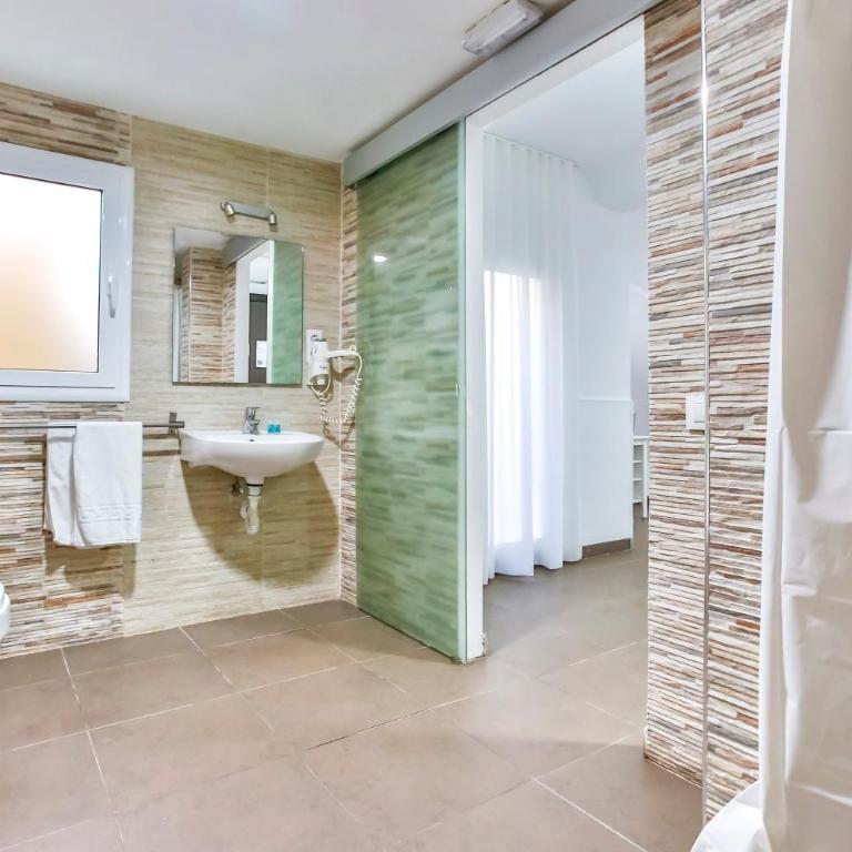 Laramond Barcelona Rooms - Triple Room with Private Bathroom - 11