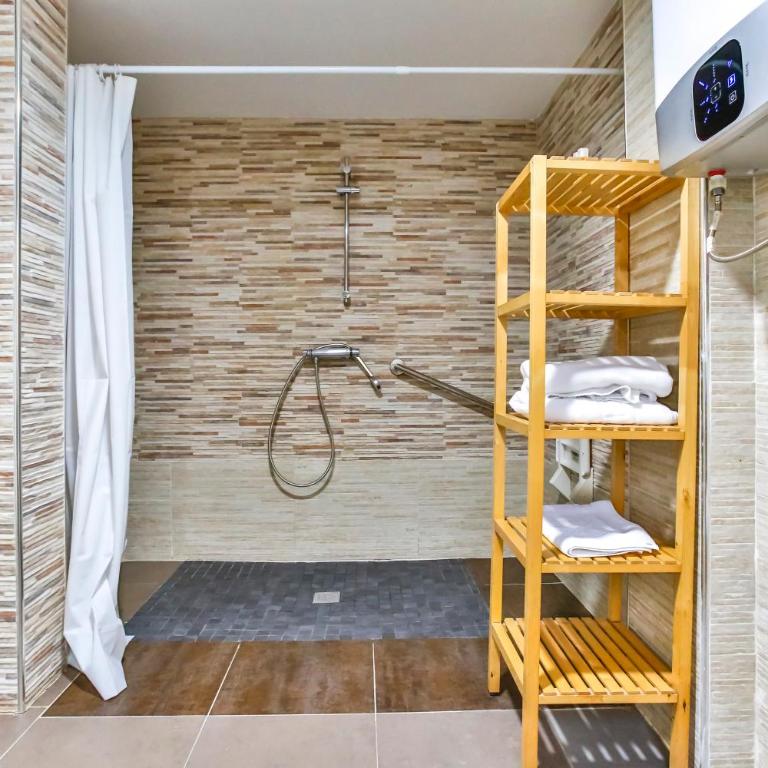 Laramond Barcelona Rooms - Triple Room with Private Bathroom - 10