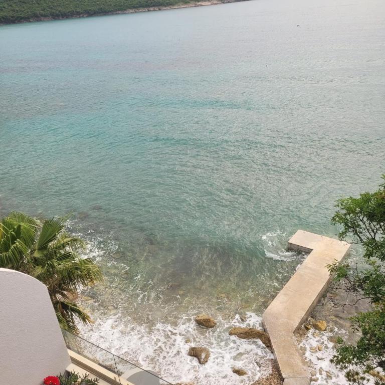 ALOHA Beach front Vacation Rental - Two-Bedroom Apartment - 23
