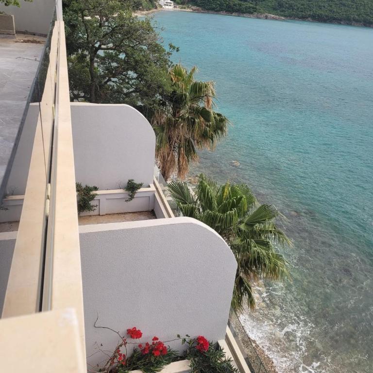 ALOHA Beach front Vacation Rental - One-Bedroom Apartment - 12