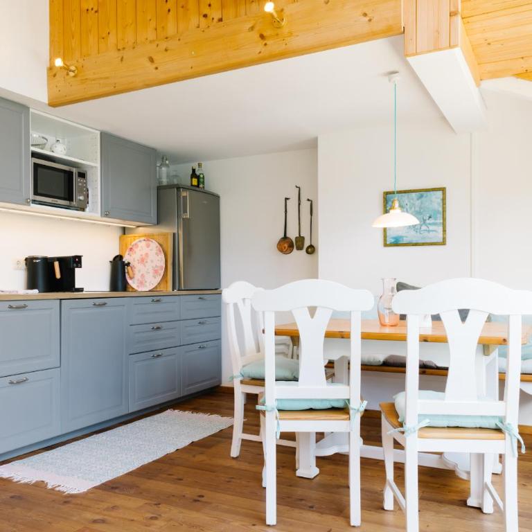 Strandcafé Hideaways Altaussee - One-Bedroom Apartment with Balcony and Water View - 3
