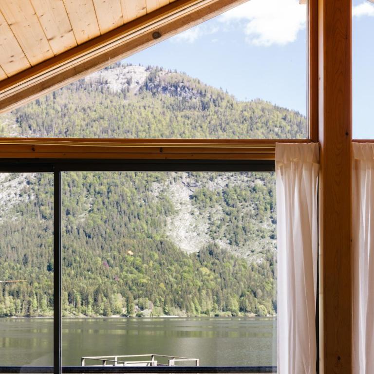 Strandcafé Hideaways Altaussee - One-Bedroom Apartment with Balcony and Water View - 8