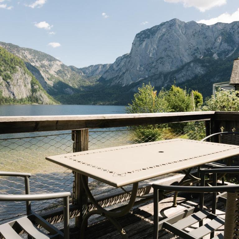 Strandcafé Hideaways Altaussee - One-Bedroom Apartment with Balcony and Water View - 4