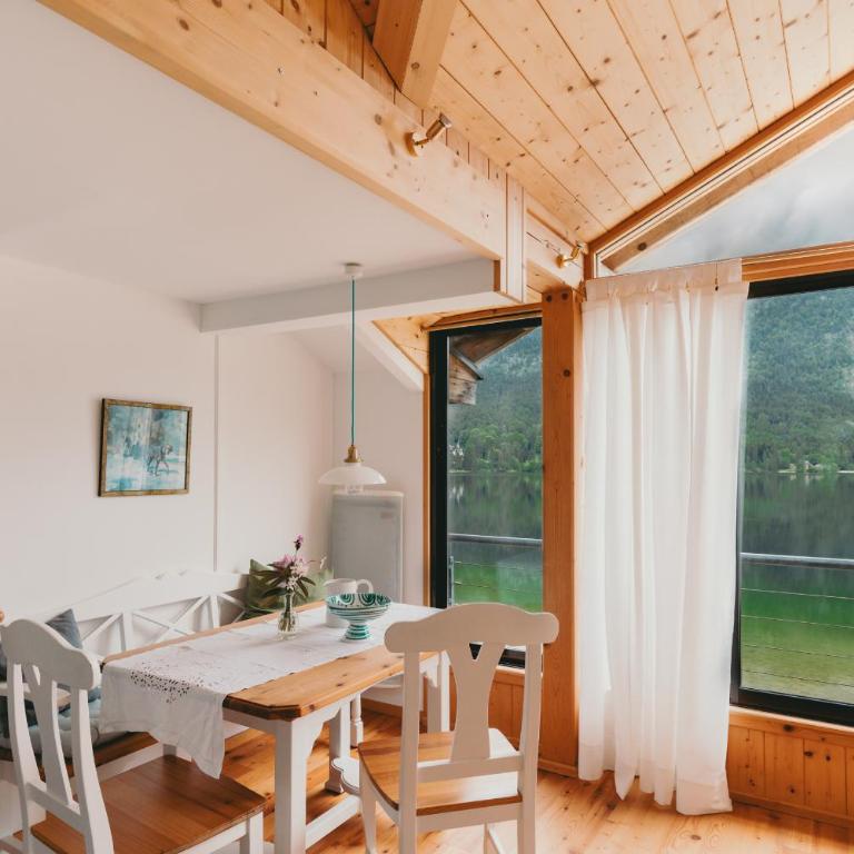 Strandcafé Hideaways Altaussee - One-Bedroom Apartment with Balcony and Water View - 18