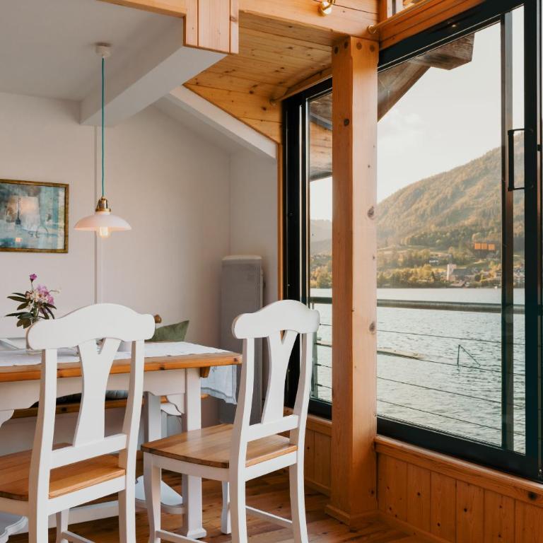Strandcafé Hideaways Altaussee - One-Bedroom Apartment with Balcony and Water View - 13