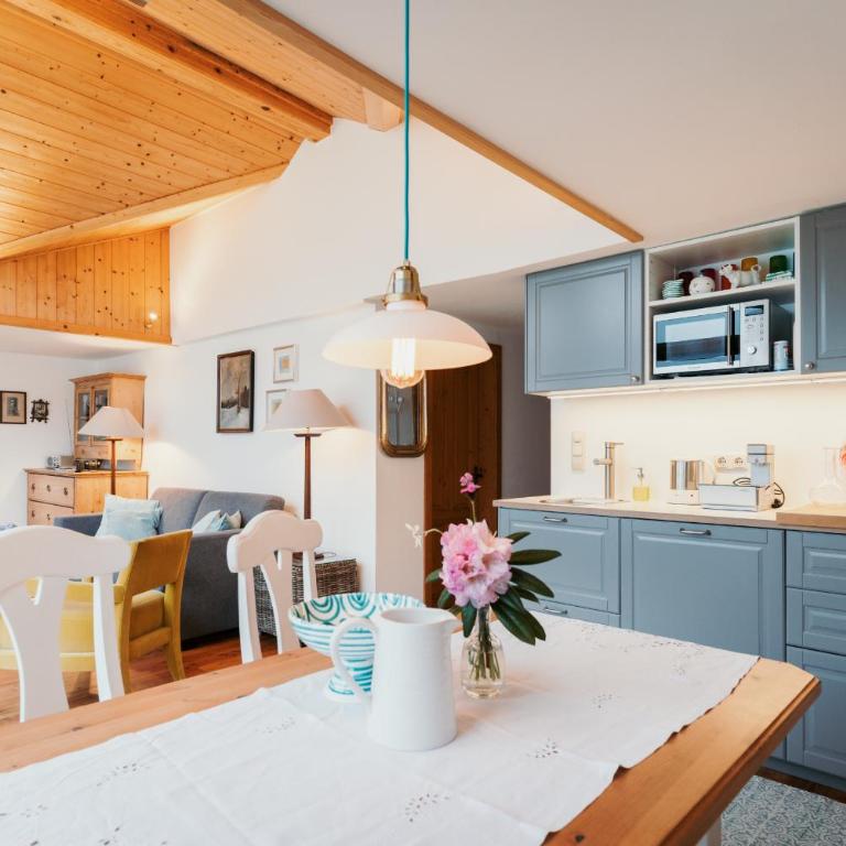 Strandcafé Hideaways Altaussee - One-Bedroom Apartment with Balcony and Water View - 12