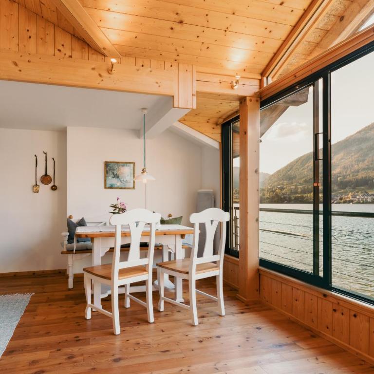 Strandcafé Hideaways Altaussee - One-Bedroom Apartment with Balcony and Water View - 16