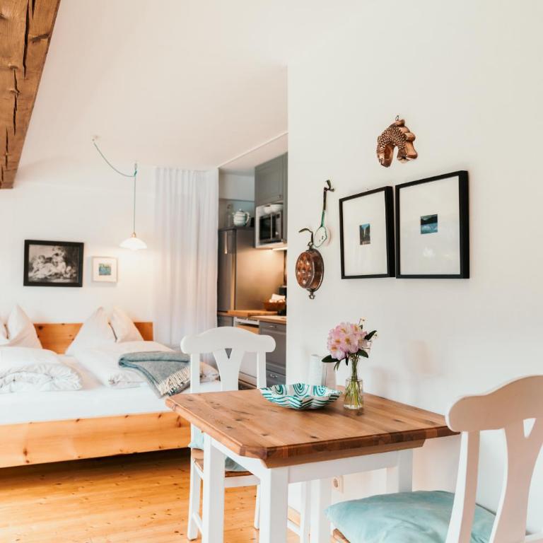 Strandcafé Hideaways Altaussee - One-Bedroom Apartment with Lake View - 5