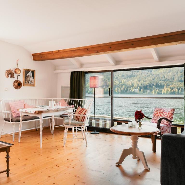 Strandcafé Hideaways Altaussee - One-Bedroom Apartment with Balcony and Water View - 12